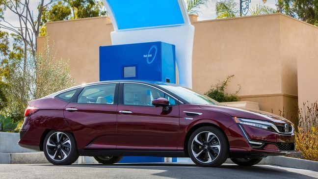 2017 Honda Clarity Fuel Cell (Image courtesy of American Honda Motor Co.){p}{/p}