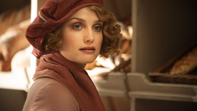 ALISON SUDOL as Queenie in Warner Bros. Pictures' fantasy adventure "FANTASTIC BEASTS AND WHERE TO FIND THEM," a Warner Bros. Pictures release. (Warner Bros. Entertainment Inc.)