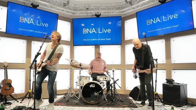 Keith Urban performs an impromptu performance for passengers passing through Nashville International Airport on Saturday. (Photo: BNA)