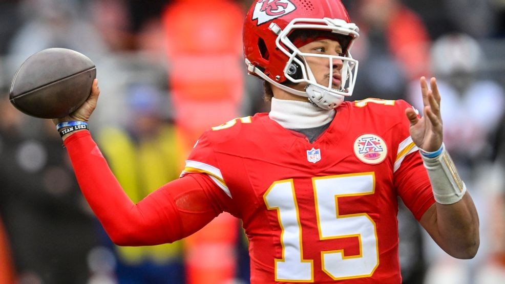 Image for story: Chiefs' Mahomes injury scare ends with negative X-rays, focus shifts to rapid recovery