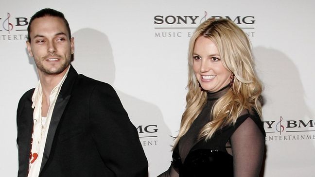HOLLYWOOD - FEBRUARY 08:  Singer Britney Spears (R) and husband Kevin Federline arrive at the SONY BMG Grammy Party held at The Hollywood Roosevelt Hotel on February 8, 2006 in Hollywood, California.  (Photo by Vince Bucci/Getty Images)