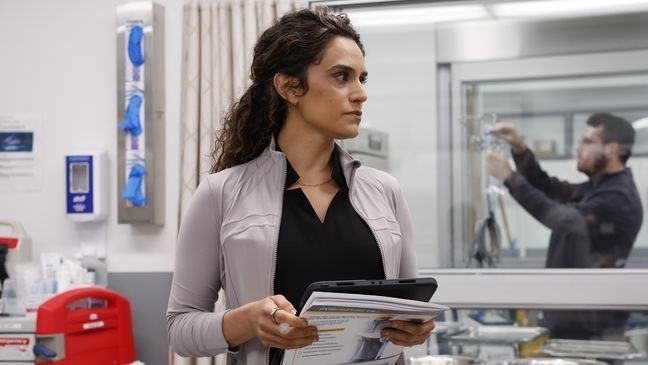 Robby walks in on Al-Hashimi’s training session; He welcomes her to The Pitt. (Warrick Page for MAX)