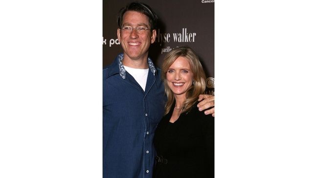 Actress Courtney Thorne-Smith (R) and husband Roger Fishman in 2007 (Credit: Alberto Rodriguez/Getty Images for Cedar Sinai)