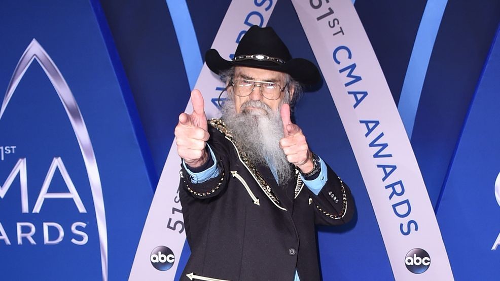 'Duck Dynasty' star Si Robertson attends the 51st annual CMA Awards on November 8, 2017 in Nashville, Tennessee. (Credit: Michael Loccisano/Getty Images)