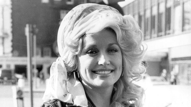 20th May 1977:  Country music queen Dolly Parton is back in London after performing at the King's Theatre, Glasgow, at a Scottish Royal Jubilee Television Special in the presence of the Queen, she now commences on a tour of Britain and the continent.  (Photo by Keystone/Getty Images)