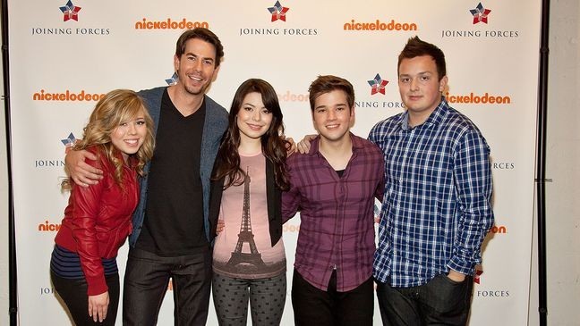 GROTON, CT - JANUARY 11: (L-R) Jennette McCurdy, Jerry Trainor, Miranda Cosgrove, Nathan Kress and Noah Munck pose backstage at the auditorium at Naval Submarine Base New London on January 11, 2012 in Groton, Connecticut. The cast of Nickelodeon's iCarly were presenting a special military family screening of iMeet The First Lady, an episode of their show featuring Michelle Obama. (Photo by David Surowiecki/Getty Images for Nickelodeon)