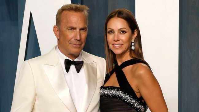 BEVERLY HILLS, CALIFORNIA - MARCH 27: (L-R) Kevin Costner and Christine Baumgartner attend the 2022 Vanity Fair Oscar Party hosted by Radhika Jones at Wallis Annenberg Center for the Performing Arts on March 27, 2022 in Beverly Hills, California. (Photo by Frazer Harrison/Getty Images)
