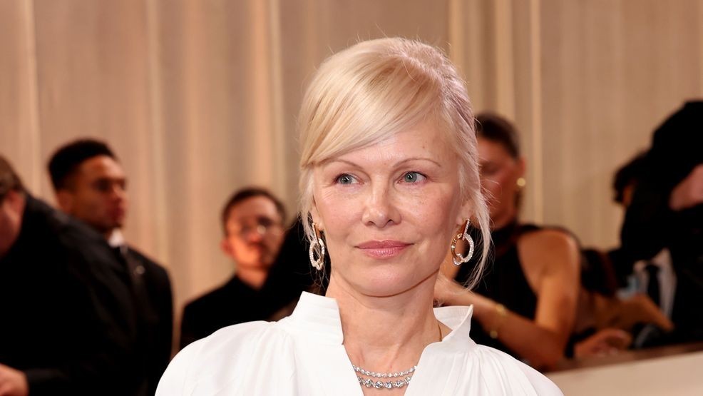 Image for story:  Why Pamela Anderson 'felt yucky' being near Seth Rogen at the Golden Globes