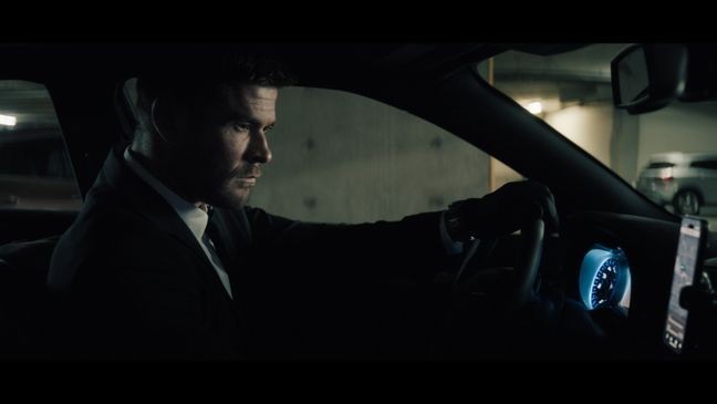 Chris Hemsworth stars as ‘Davis’ in CRIME 101. (Photo: Courtesy of Amazon MGM Studios)