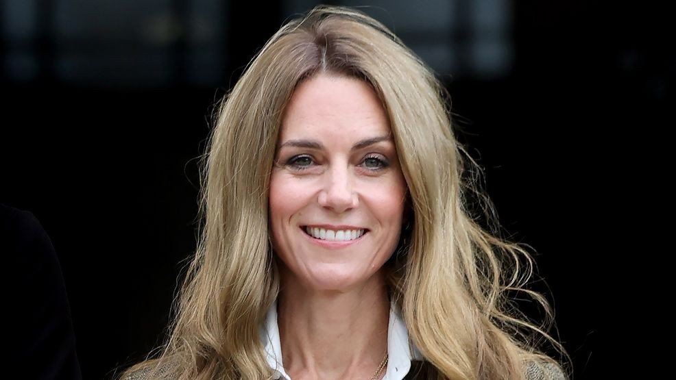 Image for story: Kate Middleton’s hair flip: back to brunette after just a few days as a blonde
