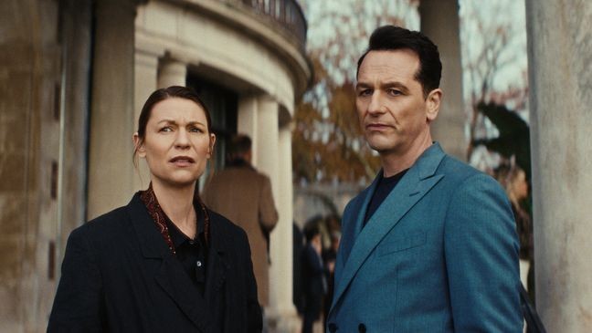 THE BEAST IN ME. (L to R) Claire Danes as Aggie Wiggs and Matthew Rhys as Nile Jarvis in Episode 103 of The Beast in Me. Cr. Courtesy of Netflix © 2025