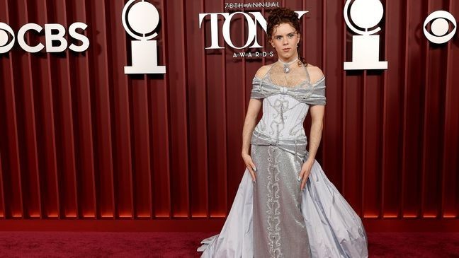 Cole Escola poses on red carpet at 2025 Tony Awards in a Bernadette Peters' inspired look. (Credit: Michael Loccisano/Getty)