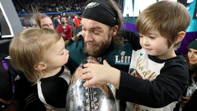 MINNEAPOLIS, MN - FEBRUARY 04: Bryan Braman #50 of the Philadelphia Eagles celebrates with his kids and the Vince Lombardi Trophy after defeating the New England Patriots 41-33 in Super Bowl LII at U.S. Bank Stadium on February 4, 2018 in Minneapolis, Minnesota. (Photo by Patrick Smith/Getty Images)