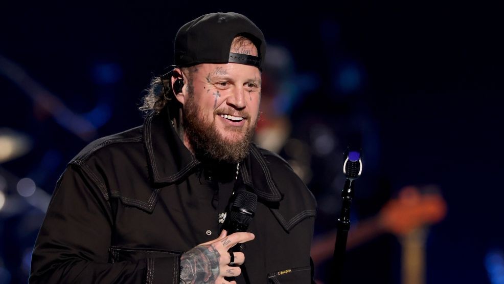 Image for story: Jelly Roll calls out luxury store for treating him like he was 'going to rob that place'