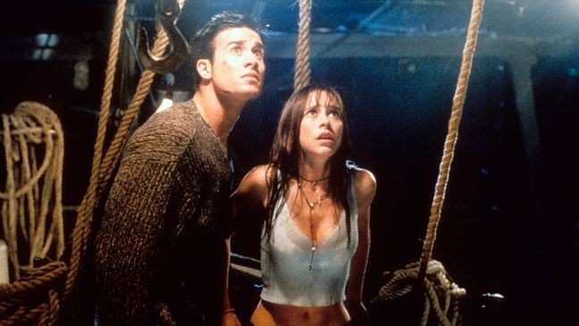 Freddie Prinze Jr and Jennifer Love Hewitt looking up in fear in a scene from the film 'I Still Know What You Did Last Summer', 1998. (Photo by Columbia Pictures/Getty Images)