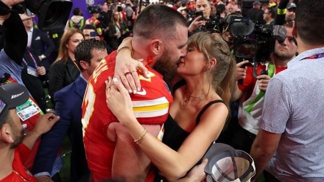 LAS VEGAS, NEVADA - FEBRUARY 11: Travis Kelce #87 of the Kansas City Chiefs kisses Taylor Swift after defeating the San Francisco 49ers 25-22 in overtime during Super Bowl LVIII at Allegiant Stadium on February 11, 2024 in Las Vegas, Nevada. (Photo by Ezra Shaw/Getty Images)