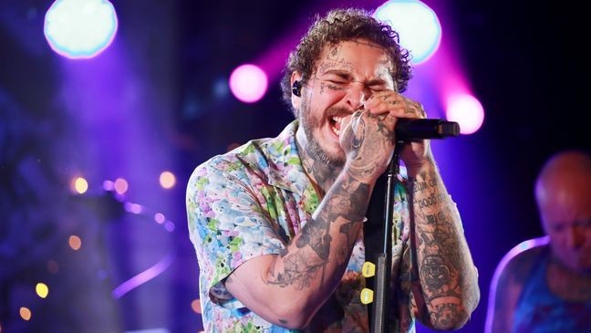 NEW YORK, NEW YORK - AUGUST 05: Post Malone backed by Sublime With Rome headlines Bud Light's Dive Bar Tour In New York City (Photo by Rich Fury/Getty Images for Bud Light)