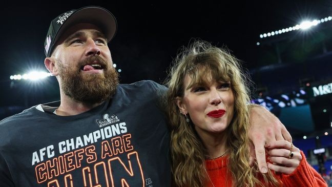 BALTIMORE, MARYLAND - JANUARY 28: Travis Kelce #87 of the Kansas City Chiefs (L) celebrates with Taylor Swift after defeating the Baltimore Ravens in the AFC Championship Game at M&T Bank Stadium on January 28, 2024 in Baltimore, Maryland.  (Photo by Patrick Smith/Getty Images)