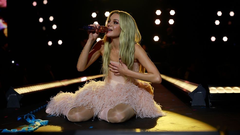 Image for story: Kelsea Ballerini calls out fan who shouted her ex’s name mid-performance