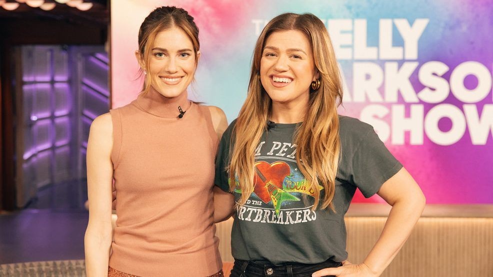 THE KELLY CLARKSON SHOW -- Episode BP176 -- Pictured: (l-r) Allison Williams, Kelly Clarkson -- (Photo by: Weiss Eubanks/NBCUniversal)