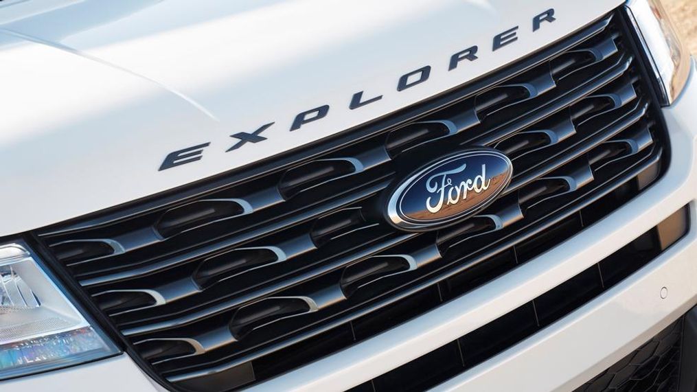 The front end of the 2017 Ford Explorer XLT Sport Appearance Package features a Magnetic Gray grille and nameplate badging across the hood. (Image courtesy of Ford Motor Co.)