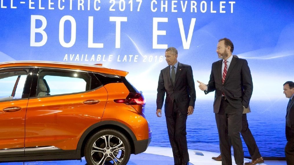 President Obama (l to r) gets a tour of the 2017 Chevrolet Bolt EV with the help of General Motors President Dan Ammann and GM North America President Alan Batey at the 2016 North American International Auto Show in Detroit, Michigan. (Photo by David Freers/NAIAS)