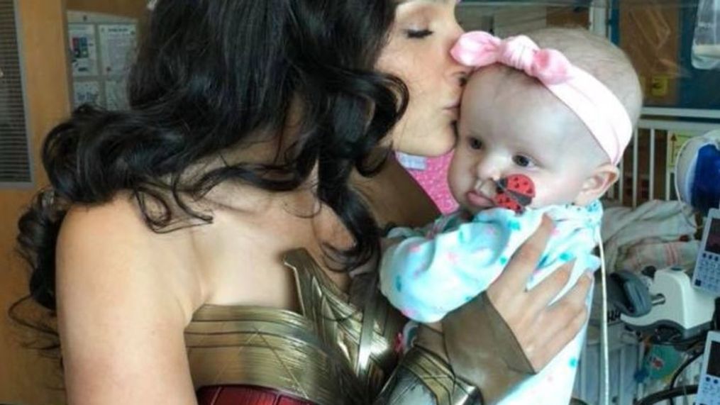 'Wonder Woman' actress Gal Gadot visits patients at Inova Children's Hospital in Virginia. (Photo: Kelly Swink Sahady)