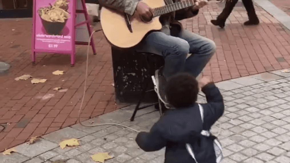 14-month-old loves to hear the guitar (Instagram/@sirbaans_gh)