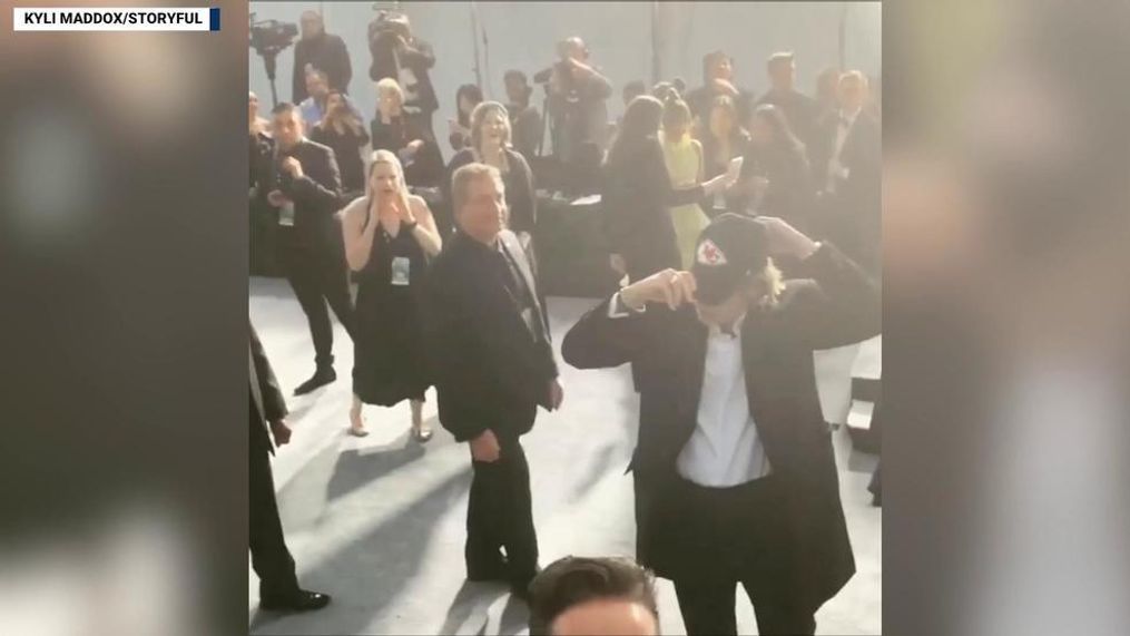 Fans get Brad Pitt to don Kansas City Chiefs hat before his SAG Award win (Kyli Maddox via Storyful)