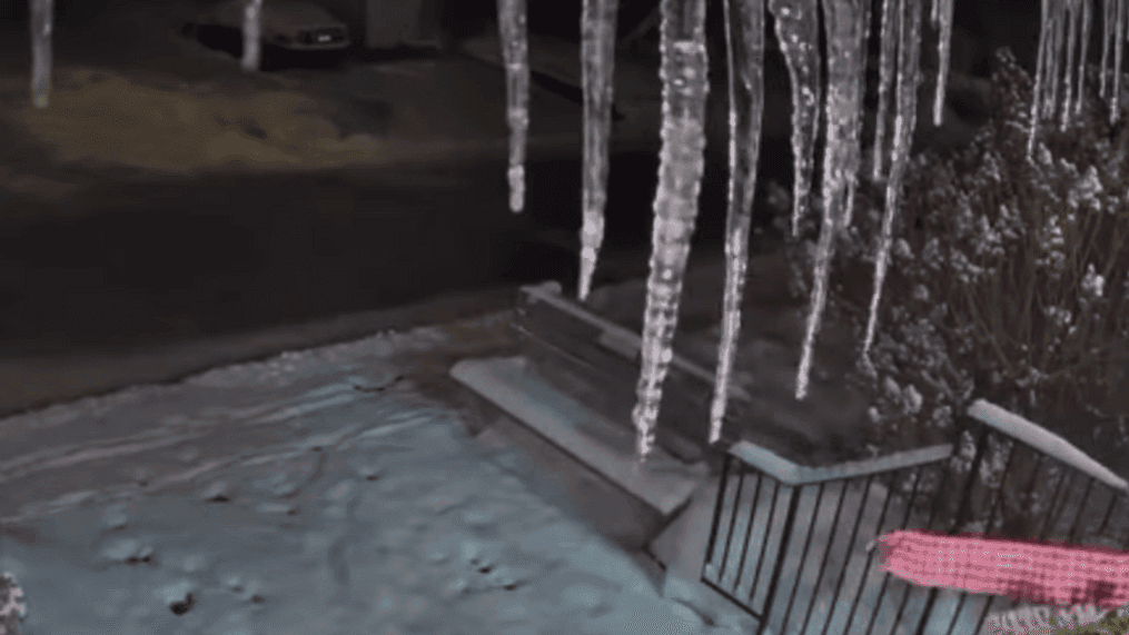 Incredible time-lapse video shows formation of icicle (Courtesy: Ogunquit Police Department)