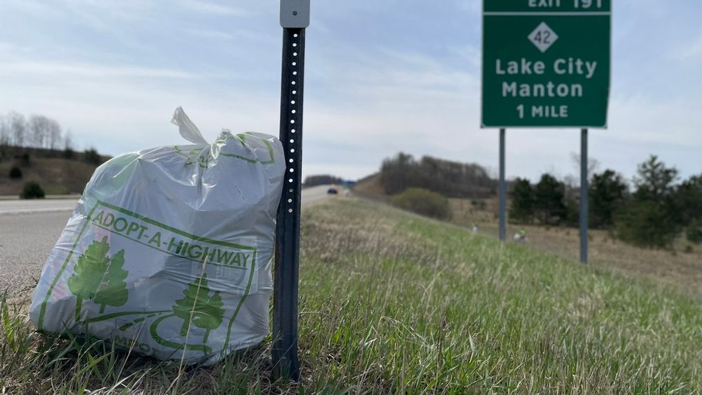 Michigan troopers make an unusual discovery alongside highway (Michigan State Police)