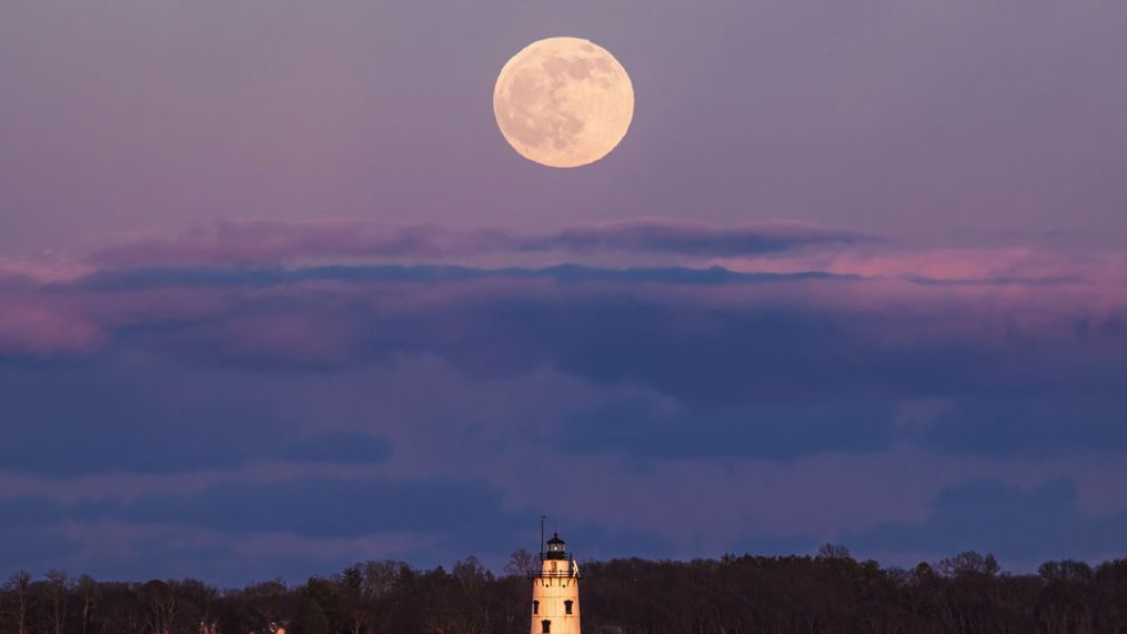 Full Moon rising behind the Conimicut Point Light in Warwick (Jason Major/Chime in)