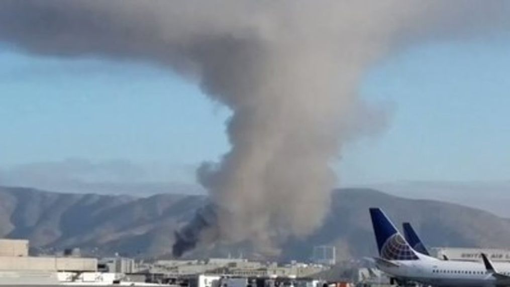 Fire breaks out at United Airlines facility at San Francisco airport (Douglas via Storyful)