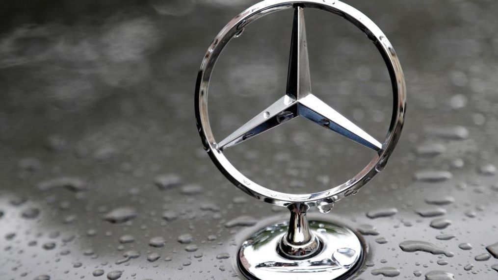 FILE - A July 28, 2017 file photo shows the logo of German car manufacturer Mercedes-Benz in Munich, Germany. The U.S. government is investigating German automaker Mercedes-Benz, alleging that is has been slow to mail safety recall notices and file required reports involving recalls of over 1.4 million vehicles. Mercedes says in a statement issued Saturday, Oct. 27, 2018 that it makes every effort to ensure recall campaigns and customer notifications are done in a timely manner.  (AP Photo/Matthias Schrader, File)