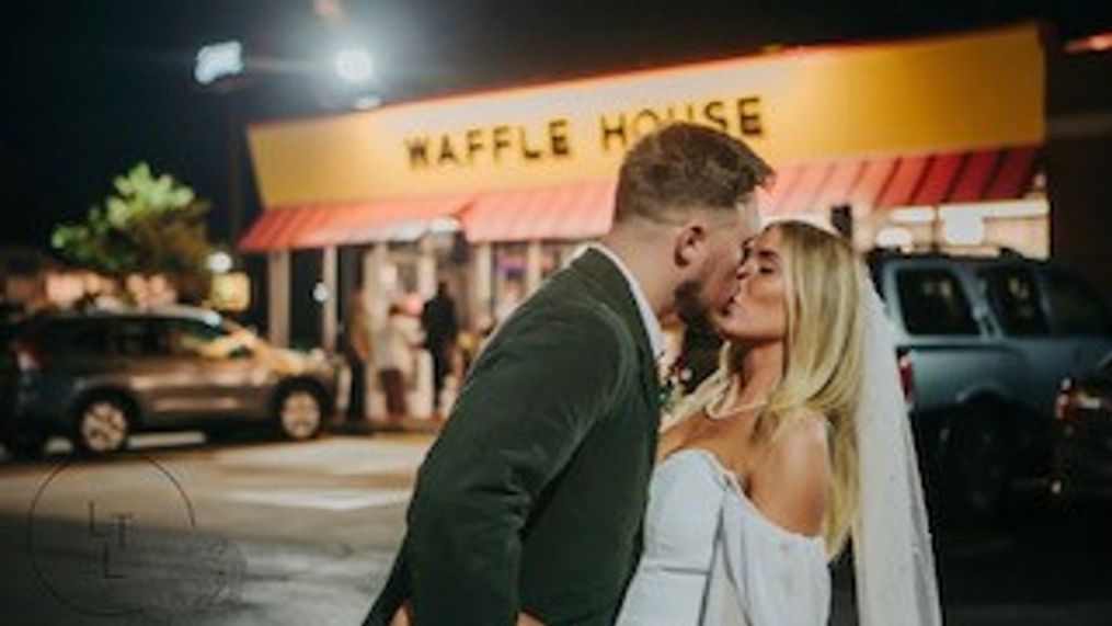 Tennessee couple celebrates wedding with Waffle House reception (Photo credit: Jessica Hamblen owner of Life Through A Lens)