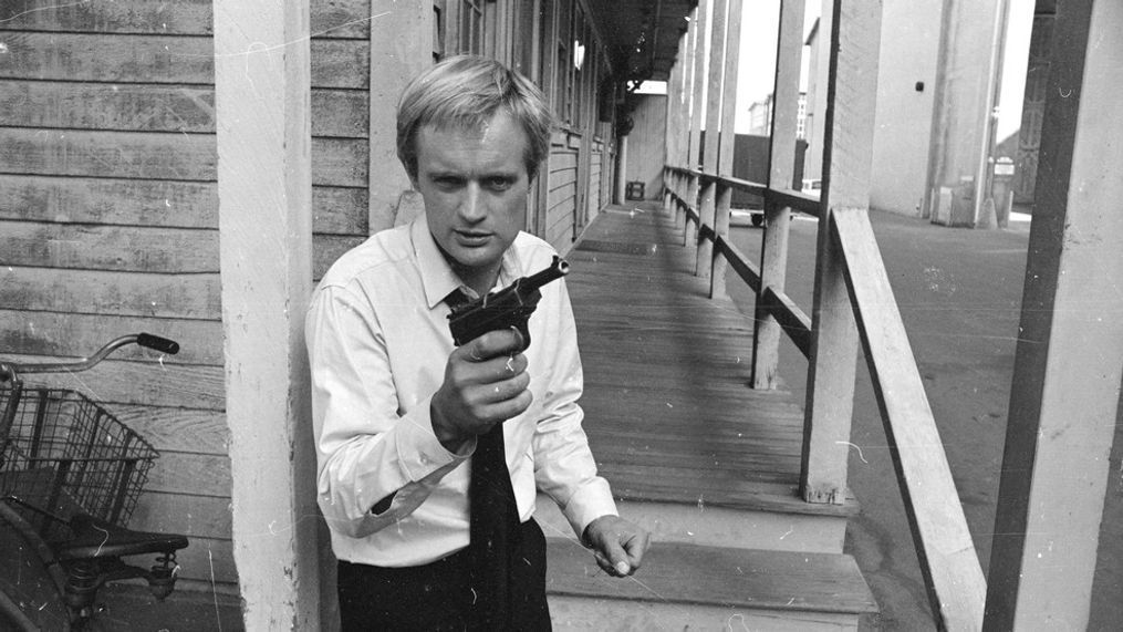 8th May 1966: David McCallum plays Ilya Kuryakin in the Man from UNCLE film 'One Spy Too Many', being filmed in America. (Photo by Harry Benson/Express/Getty Images)