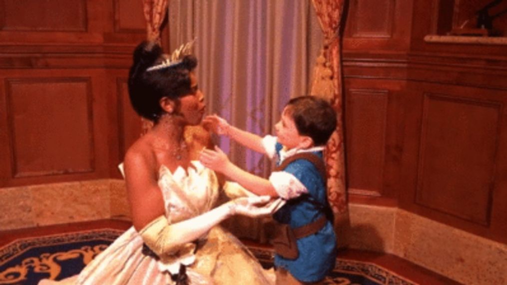 Autistic North Carolina boy gives hugs, kisses to Disney Princesses at Magic Kingdom (Amanda Coley via Storyful)