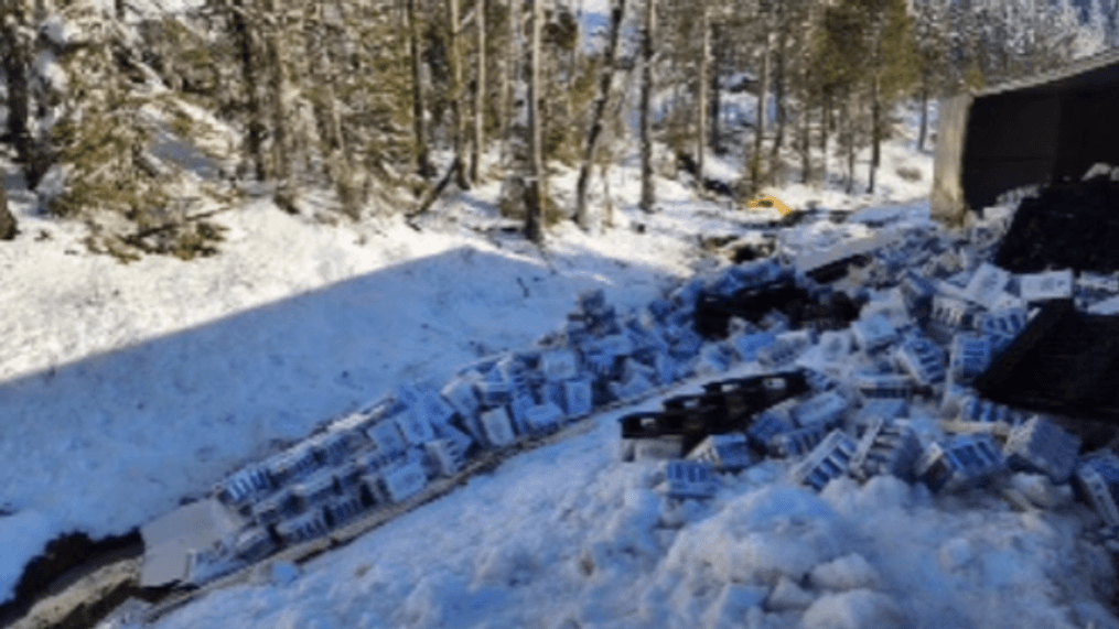 Mountains turn blue as Coors Light semi overturns, scattering cans across I-80 (Caltrans District 3)