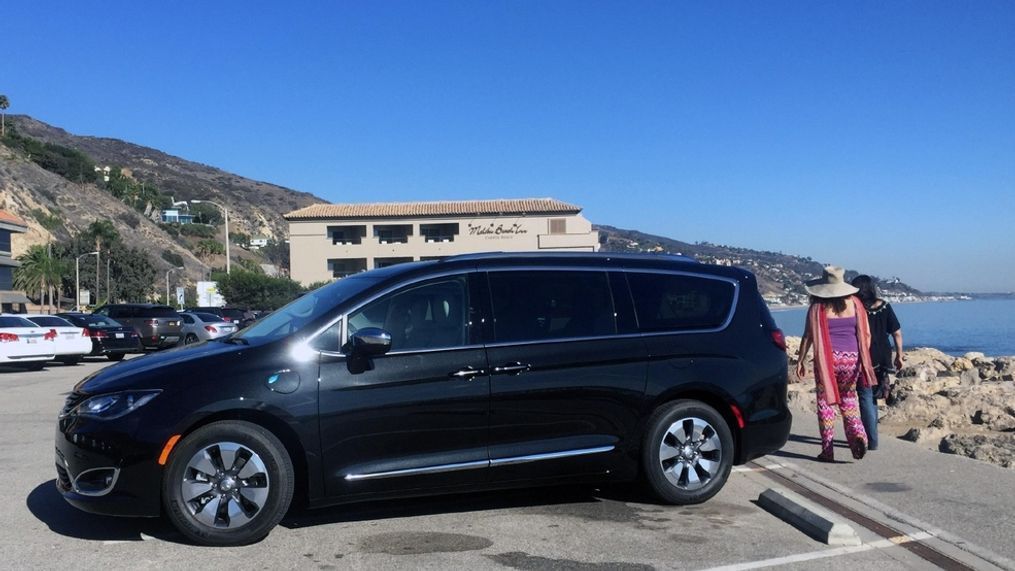 2017 Chrysler Pacifica Hybrid (Sinclair Broadcast Group / Jill Ciminillo)