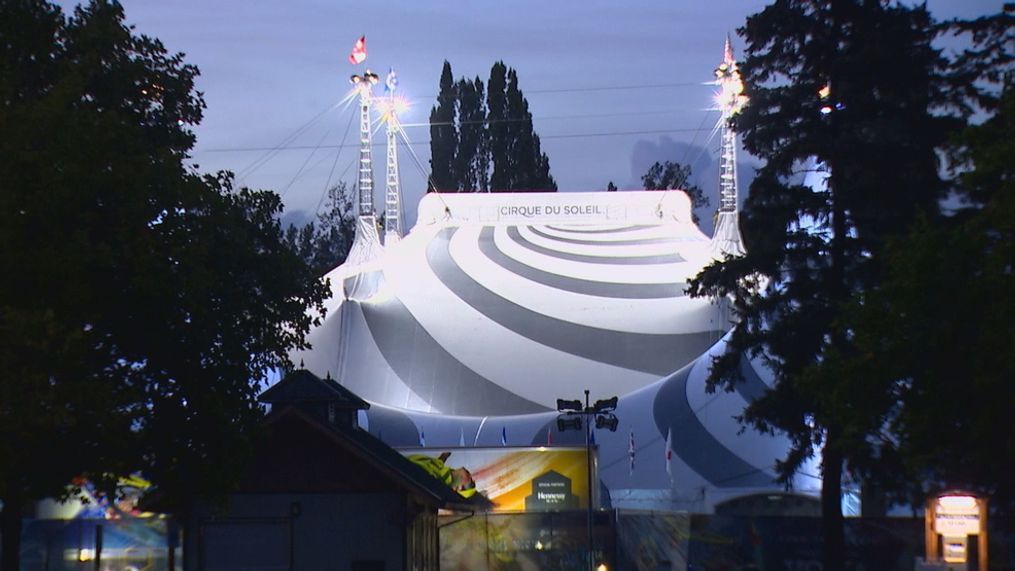 It was a much-anticipated, private preview show for Cirque du Soleil's "Volta," but just 30 minutes into the show, audience members were caught off guard when oil started soaking them. (KOMO)