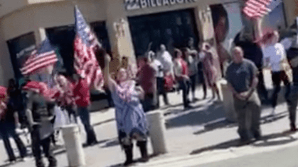 California's coronavirus shutdown protested by small crowd at Huntington Beach (lacey_babey via Storyful)