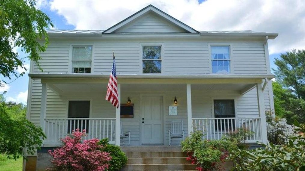 The front of the Waltons Hamner House in Nelson County, Va. (Gayle Harvey Real Estate, Inc.)