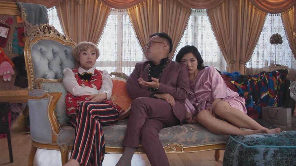 (L-R) AWKWAFINA as Peik Lin, NICO SANTOS as Oliver and CONSTANCE WU as Rachel in Warner Bros. Pictures' and SK Global Entertainment's and Starlight Culture's contemporary romantic comedy "CRAZY RICH ASIANS," a Warner Bros. Pictures release. (Warner Bros. Pictures)