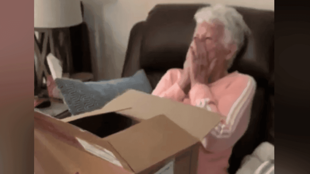 Grandma gets surprised by a puppy (@ali_bubbles10)