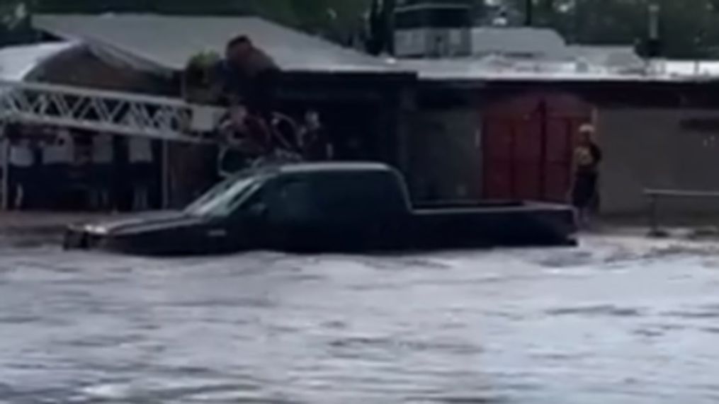 Stranded drivers rescued from Tucson floods after 'heavy monsoon rain' (Tucson Fire Department via Storyful)