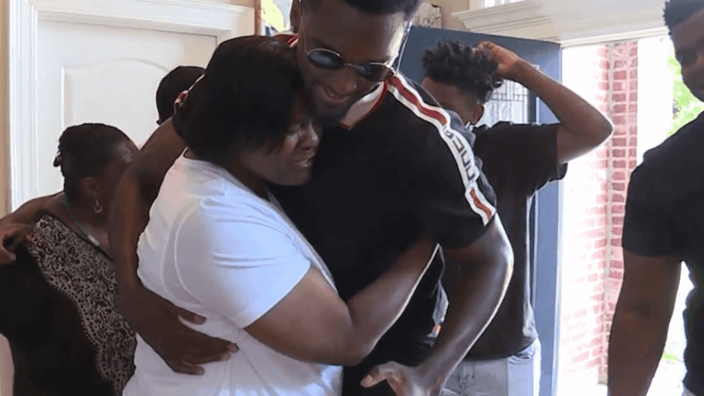 Chicago Bulls forward and former Arkansas hoops star Bobby Portis surprising his mom with a new home on Mother's Day (Video: KATV)