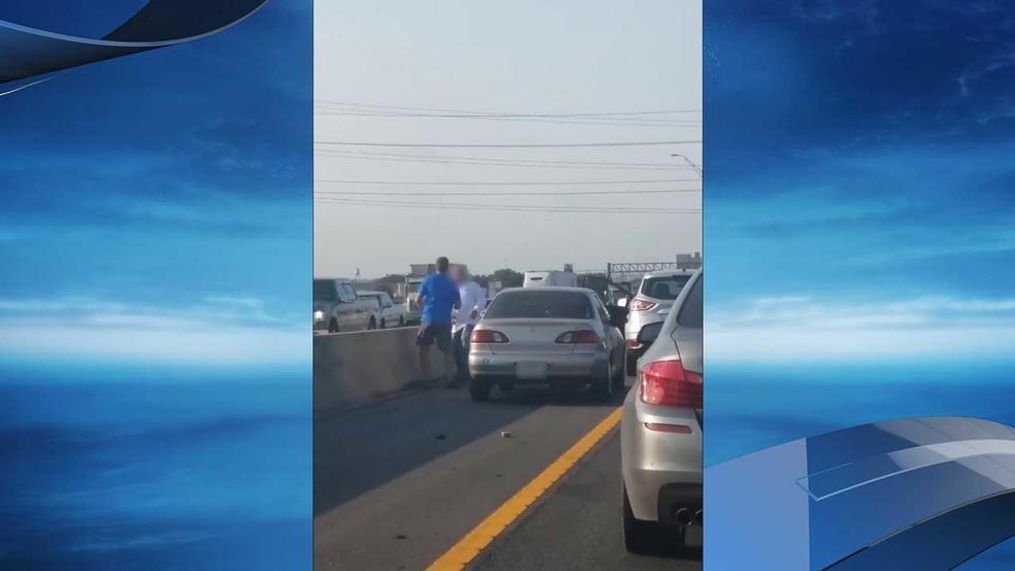 Men appear to fight on side of Texas highway. (Courtesy Kelii Marie Williams)