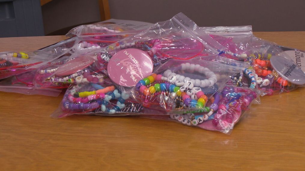 Teens in foster care get special friendship bracelets, gift bags to take to Taylor Swift concert (WKRC)