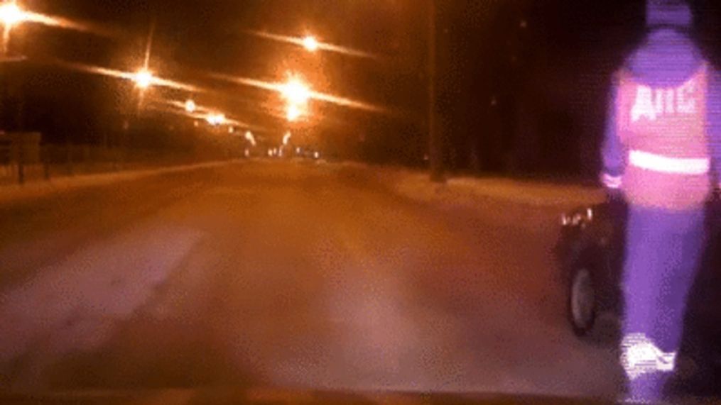 Russian traffic inspector jumps into moving car to stop drunk driver (Credit: Ministry of Internal Affairs of Russia via Storyful)