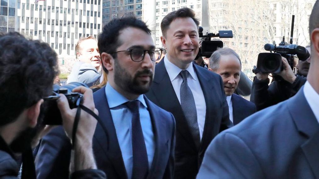 Tesla CEO Elon Musk, center, arrives at Manhattan Federal Court, in New York, Thursday, April 4, 2019. Musk and his lawyers were appearing before a federal judge in New York who will decide whether the Tesla CEO should be held in contempt of court for violating an agreement with the U.S. Securities and Exchange Commission.(AP Photo/Richard Drew)